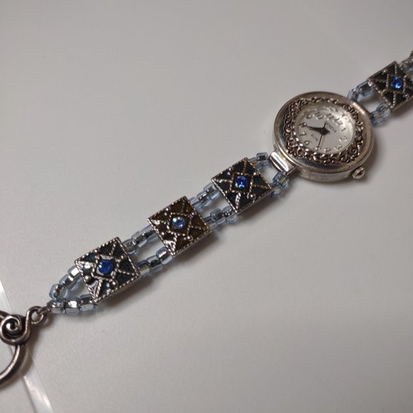 Cute Geneva Watch With Toggle Clasp - Picture 4 of 14